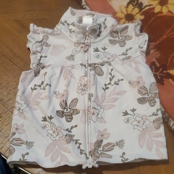 Carter's Other - 🐻     Carter's vest size 24 months